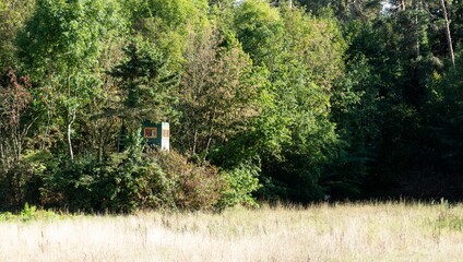 Ein in der Natur versteckter Jagdunterstand.
