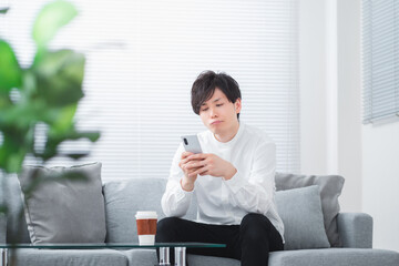 スマホを持つ男性のイメージ