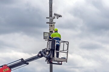 Obraz premium A working installer connects a video camera