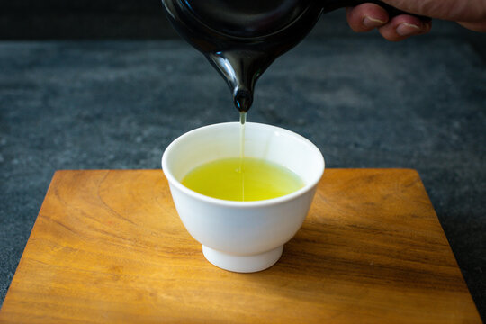 お茶を注ぐ様子