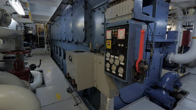 Local control of main engine of ship
