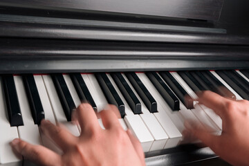 Obraz premium Close-up Of blurry hand fast Playing Piano