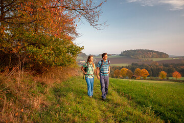 Paar wandert im Herbst
