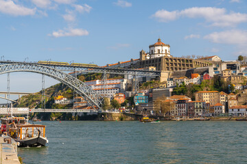 Fototapeta na wymiar Vue sur le pont Dom-luis et le monastère, Porto, Portugal