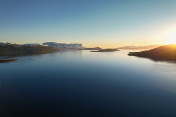 Drohnenflug am Fjord