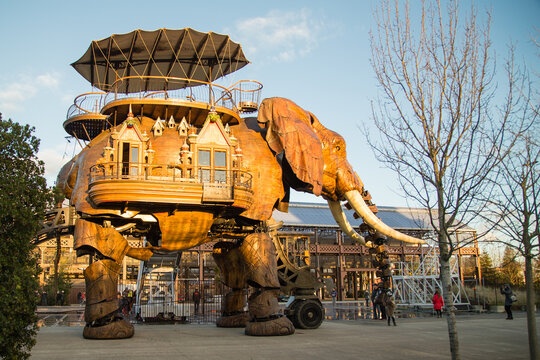 L'&Eacute;l&eacute;phant des Machines de l'&Icirc;le &agrave; Nantes en hiver au repos en fin de journ&eacute;e, le 20 d&eacute;cembre 2021