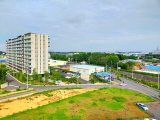 Obraz premium 柏市のホテルの窓から見た夏の朝の風景（コピースペースあり）