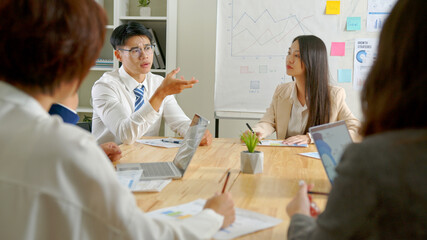 Obraz premium Group of Asia business people discussing business brainstorming meeting ideas strategy in office. coworker and teamwork concept.