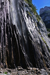 Fototapeta na wymiar Wasserfall im Wilden Kaiser auf dem Weg zum Baumgartenköpfl