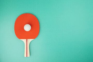 ping pong racket and ball on green background - obrazy, fototapety, plakaty