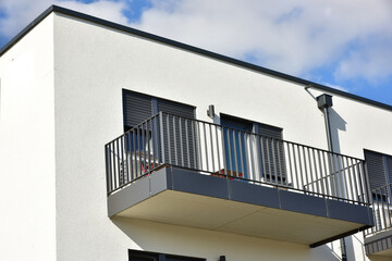 Moderner Balkon mit beschichtetem Metall-Geländer an Neubau-Hausfront