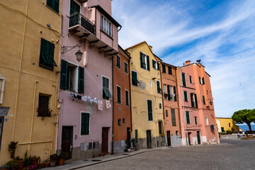 Fototapeta na wymiar colorful houses in the old town of Imperia, Italy 