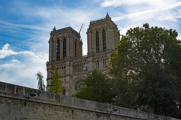 Fototapeta na wymiar Découverte de Paris, croisière sur la Seine, vue sur Notre Dame