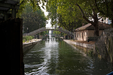 Fototapeta na wymiar Découverte de Paris, croisière sur le canal Saint Martin