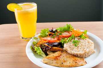 refeições leves para uma boa dieta e vida saudável com um prato em frango e arroz integral com...
