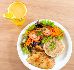 refeições leves para uma boa dieta e vida saudável com um prato em frango e arroz integral com...
