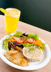 refeições leves para uma boa dieta e vida saudável com um prato em frango e arroz integral com...