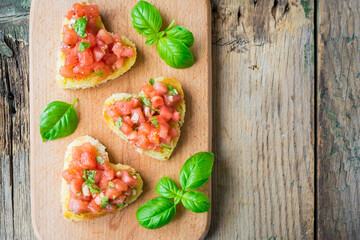 Bruschetta with Fresh Tomato, Garlic and Basil Salsa
