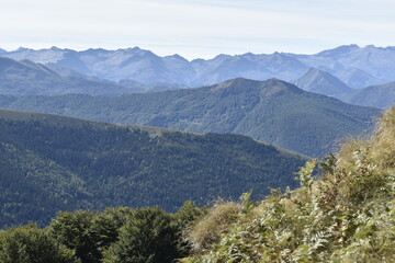 Fototapeta na wymiar paysage de montagne en Ariège au sommet du col de port