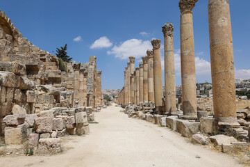 cardo maximus main road in jerash archaeological site