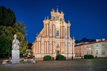 Warszawa Kościół Wizytek Krakowskie Przedmieście nocą i pomnik prymasa Wyszyńskiego