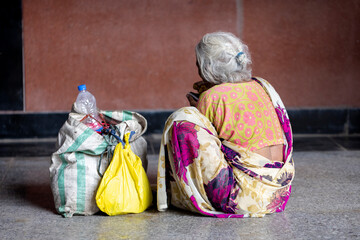 Old woman sitting on the floor of New Delhi railway station - 531514207