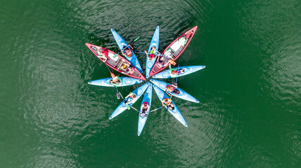 Fototapeta na wymiar kayak bleu et rouge vue de dessus en forme d'étoile pris par un drone
