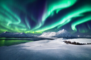 Noorderlicht over meer. Aurora borealis met sterrenhemel aan de nachtelijke hemel. Fantastisch winter episch magisch landschap van besneeuwde bergen