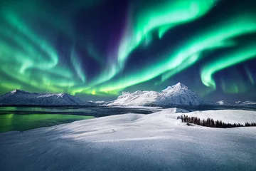 Tuinposter Noorderlicht Noorderlicht over meer. Aurora borealis met sterrenhemel aan de nachtelijke hemel. Fantastisch winter episch magisch landschap van besneeuwde bergen