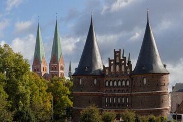 Fototapeta premium Holstentor und St. Marien-Kirche in Lübeck.