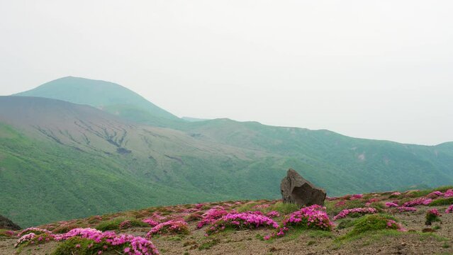 春の高千穂峰から眺める霧島連山の景色