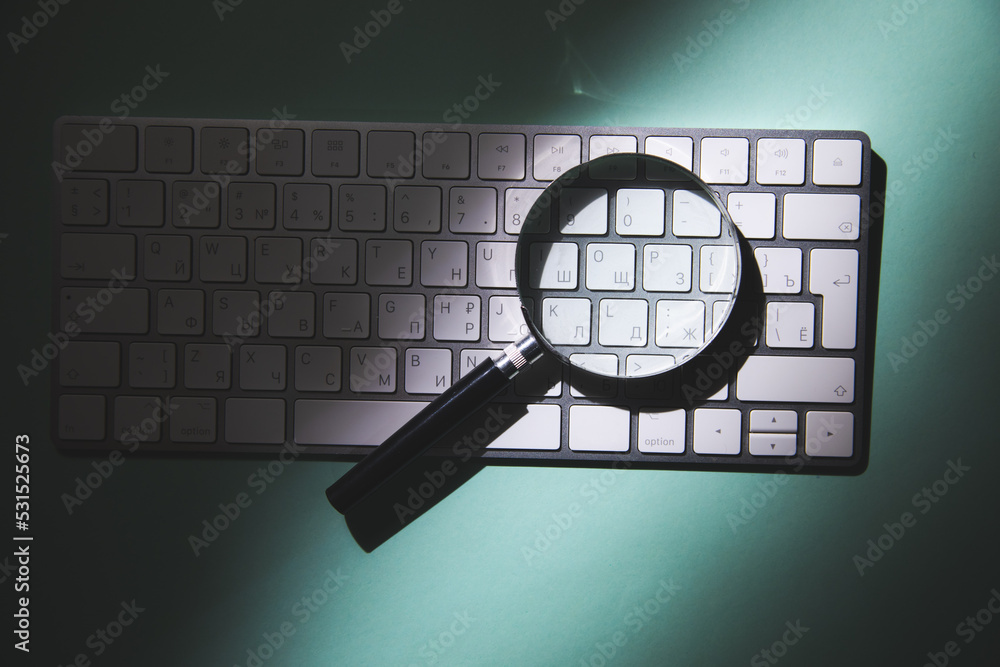 Aufkleber magnifying glass on the keyboard. concept search on the net.