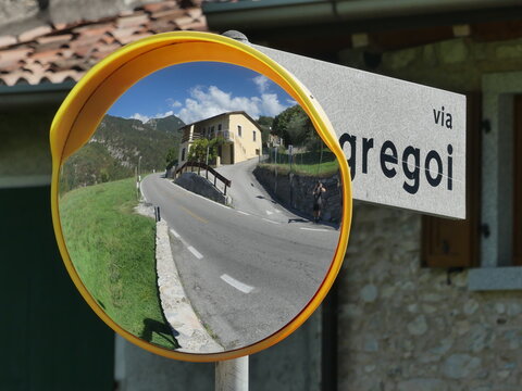 Verkehrsspiegel an einem Stra&szlig;ennamensschild, S&uuml;dtirol, Italien