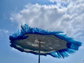 Sonnenschirm im Himmel mit Wolken