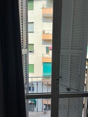 Blick in die Stra&szlig;e vom Balkon