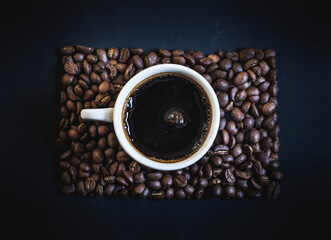 taza de café en recuadro de granos 