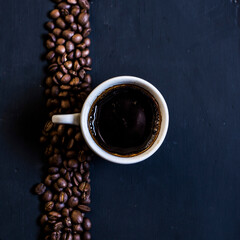taza de café negro con línea de granos