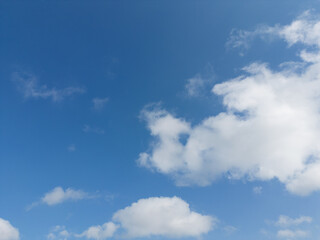 Fototapeta na wymiar White Clouds blue skies 
