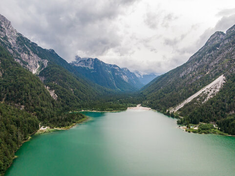 Luftaufnahme Berg und Seelandschaft in Italien: Lago del Predil / Raibler See Tarvis, Udine Panorama