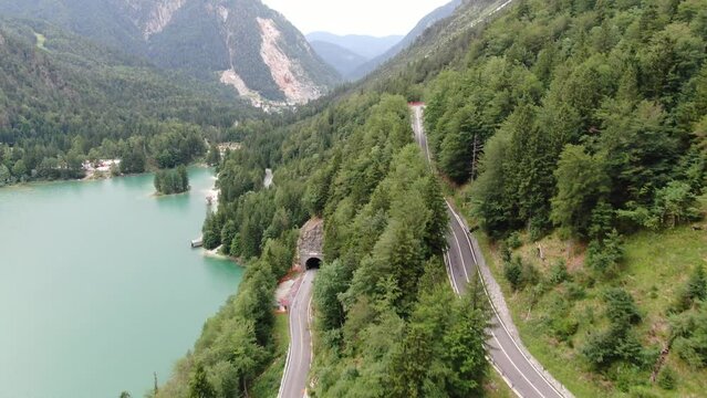 Luftaufnahme Berg und Seelandschaft in Italien: Lago del Predil / Raibler See Tarvis, Udine Panorama