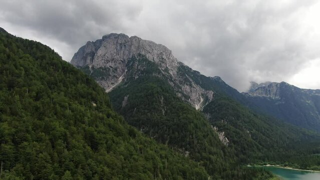 Luftaufnahme Berg und Seelandschaft in Italien: Lago del Predil / Raibler See Tarvis, Udine Panorama
