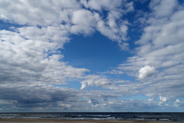 Fototapeta na wymiar Chmury nad morze Bałtyckim.
