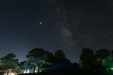 日本の岡山県真庭市の蒜山高原のとても美しい星空