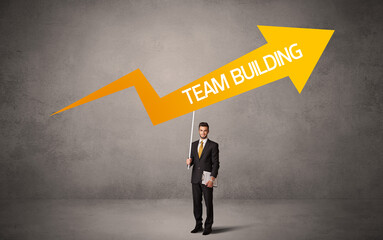 Obraz premium Young business person in casual holding road sign