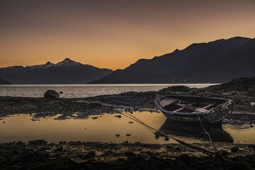 bote encallado en lago sureñoo al atardecer
