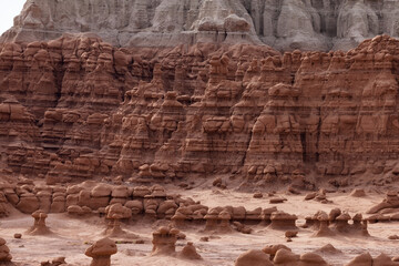 Naklejka premium Red Rock Formations and Hoodoos in the Desert at Sunrise.