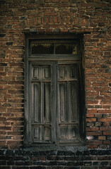 Fototapeta na wymiar ventana de vieja construcción en poblado 