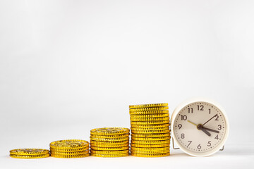 玩具の金貨と時計。資産運用のイメージ