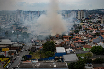 Fumaça, incêndio em centro comercial na cidade de Suzano, São Paulo, Brasil, tragédia, pegando...