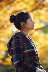 紅葉と若い女性のポートレート